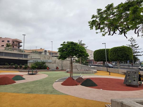 Ingresso al Parque Los Olivos con cartello identificativo e spazi per bambini.