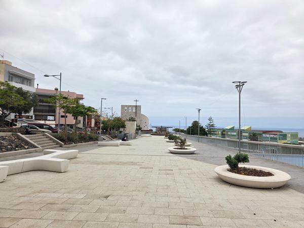 Passeggiata pavimentata panoramica sopra il Parque Los Olivos con vista sull'oceano.