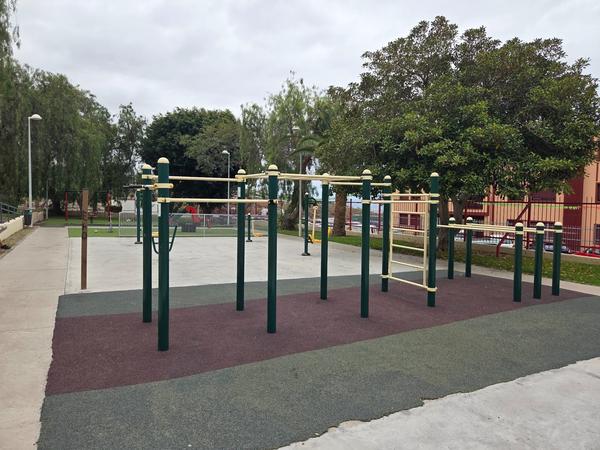 Zona giochi con attrezzature moderne al Parque Santa Ursula.