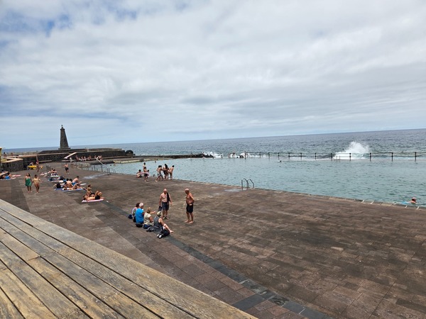Grande solarium e vasca riempita dall’oceano nelle piscine naturali di Bajamar.