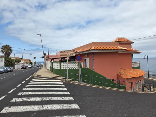 Segnaletica stradale per Paseo Marítimo e Piscina natural a Bajamar.