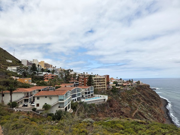Panoramica della costa di Bajamar con scogliere e complessi residenziali affacciati sull’oceano.