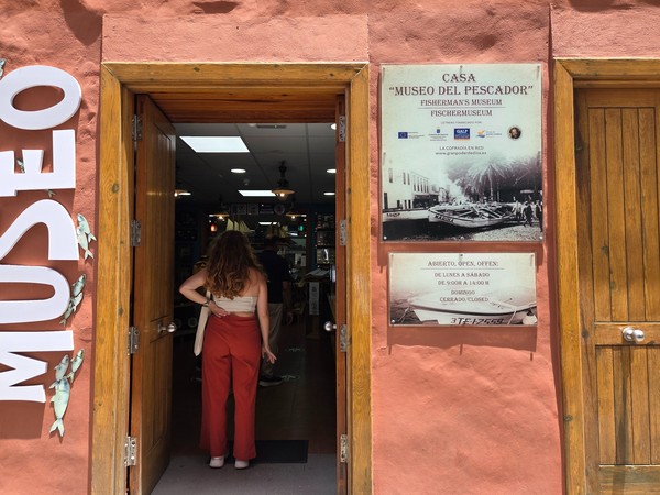 Ingresso della Casa Museo del Pescatore con insegna esterna, pannello informativo e porta aperta verso le sale.