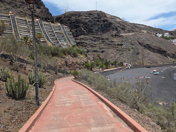 Sentiero panoramico con cactus lungo la spiaggia di Nea e paesaggio vulcanico