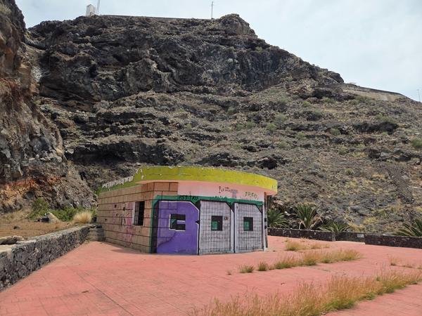 Edificio abbandonato con graffiti vicino alla spiaggia di Nea in una zona rocciosa