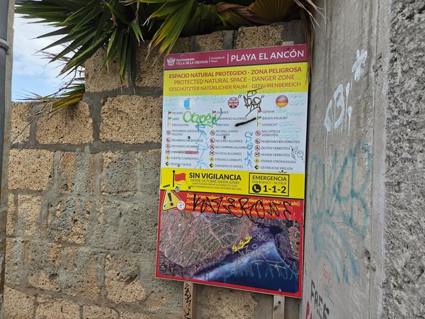 Cartello informativo del Comune di La Orotava che indica pericoli, divieti e numero di emergenza alla Playa El Ancón.