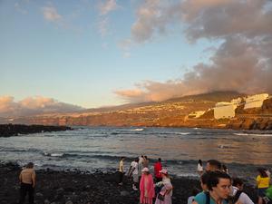 Tramonto dorato sulle scogliere e l’oceano a Puerto de la Cruz prima dell’inizio della festa di San Juan.