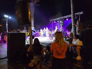 Concerto dal vivo in notturna con band sul palco e pubblico coinvolto durante le celebrazioni di San Juan.