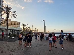 Vista della passeggiata sul lungomare piena di gente diretta verso la spiaggia.